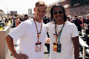 鸡哥认真学习ing✍️拜仁官推晒照：基米希和格纳布里观看蒙扎F1