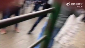 面对挑衅的西汉姆联球迷，米尔沃尔球迷二话不说直接动手。