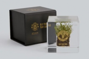 独一无二的藏品！英媒：曼联出售老特拉福德草皮碎块，售价125镑