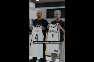 传奇联动！瓜帅与NBA布鲁克林篮网主帅见面，获赠篮网4号球衣