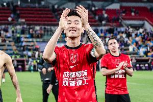国足战马尔代夫首发6人效力成都蓉城，杨明洋、李扬国足首秀