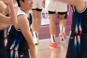 韩国女篮赛后比出“太小了”手势嘲讽！博主：哎…真的好窝囊啊…