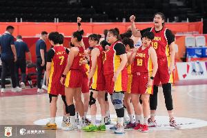 苏群：王思雨战术犯规被吹违体值得商榷 主要是队友没及时犯规