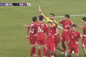 一人因抗议染黄！朝鲜U23错失绝平良机，集体抗议日本球员手球