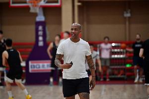 阿里扎：马布里当年教我在NBA生存 弗朗西斯还送了我10套LV西装