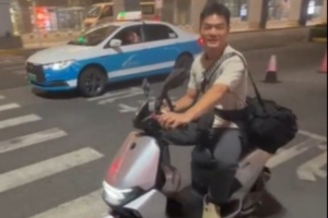三蚊鸡搭你到巴西！黎伊扬骑着小电驴去机场接曾凌铉