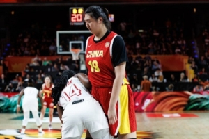 WNBA状元中锋不解 张子宇为何要将球传出去？