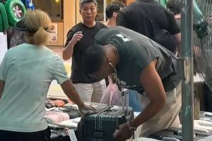 威少在香港游玩期间随意下车到路边摊买了个行李箱