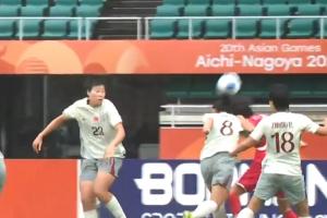 中国女足0-1落后！朝鲜定位球开出，姚伟头球解围不幸自摆乌龙