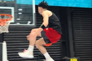 这也很不容易啊！扣篮王陈登星面对285cm矮筐完成双胯下换手扣篮