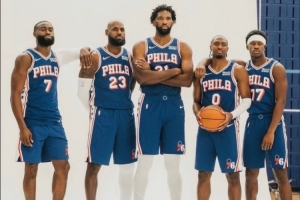 万众期待！艾弗森晒76人首发五虎大合影：我的暴徒