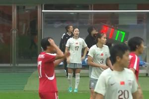 中国女足丢球后换人，谢宗梅换下身背黄牌的孙方欣