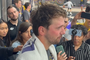 东契奇谈两首发空缺：这是雷迪克的决定 首练竞争非常不错