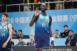 名记：76人称法尔左髋部拉伤 将在两周后复查