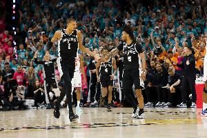 福克斯：我们去年都在磨合而且意外很多 打得很好是因为天赋太强