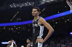 SGA训练师：马刺防他确实比多数球队好 文班站篮下让比赛完全不同