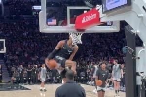 这逆天身体！2m26的文班自抛砸板接球胯下换手暴扣