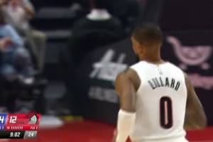 复出首球！利拉德底角接球直接拔起命中三分球