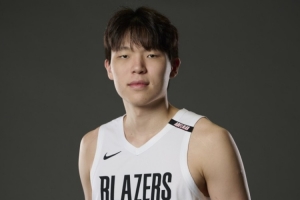 媒体人：杨瀚森左右手的勾手把握性是明显提升了 练的就是这一手