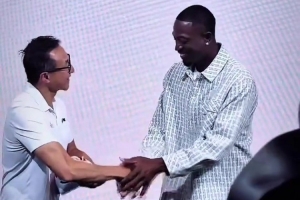 韦德来到NBA中国赛澳门站为蔡崇信老板送上战靴
