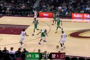 空中作业！梅里尔送妙传 海佐尼亚空接拿到重返NBA首分