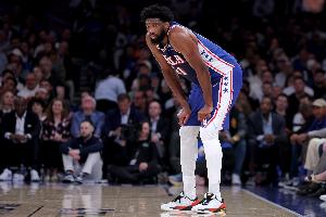 8失误！队记：如果恩比德上场就是这个样子 那季前赛就坐替补席吧
