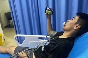 记者晒王秋明在医院接受治疗照片，通过手机关注津门虎队比赛