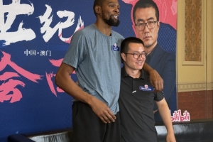 徐静雨：杜兰特是超巨里最让人没有距离感的 今后继续叫你老1.5了