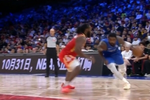欢迎来到NBA！欧文华丽持球突然拔起 造火箭新秀桑顿犯规+2罚全中