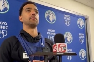 莱尔斯谈队内角色：我还在摸索适应中 主要任务是防守&抢篮板