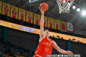 两双到手！胡金秋24中9拿到21分12板 其中9前场板