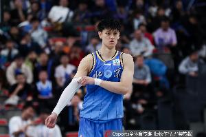 杜锋打趣：我很喜欢曾凡博但他老受伤 打比较好的几场都是对广东