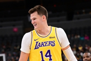 没那么神！凯斯勒首节3中1得到2分1板1助1断1帽 惨遭约基奇打爆