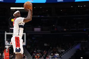 美记：迪班萨季前赛收官战轻微扭伤脚踝 提前退赛接受进一步检查